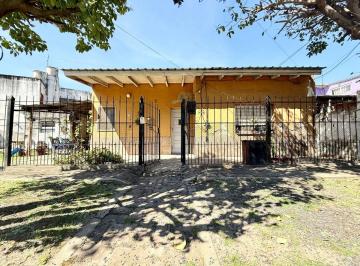 Casa de 3 ambientes, Ituzaingó · Casa en Venta - Ituzaingó Sur - Amplio Frente y Espacio Libre