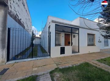 Casa · 145m² · 4 Ambientes · 1 Cochera · Venta Casa 4 Ambientes en Moron