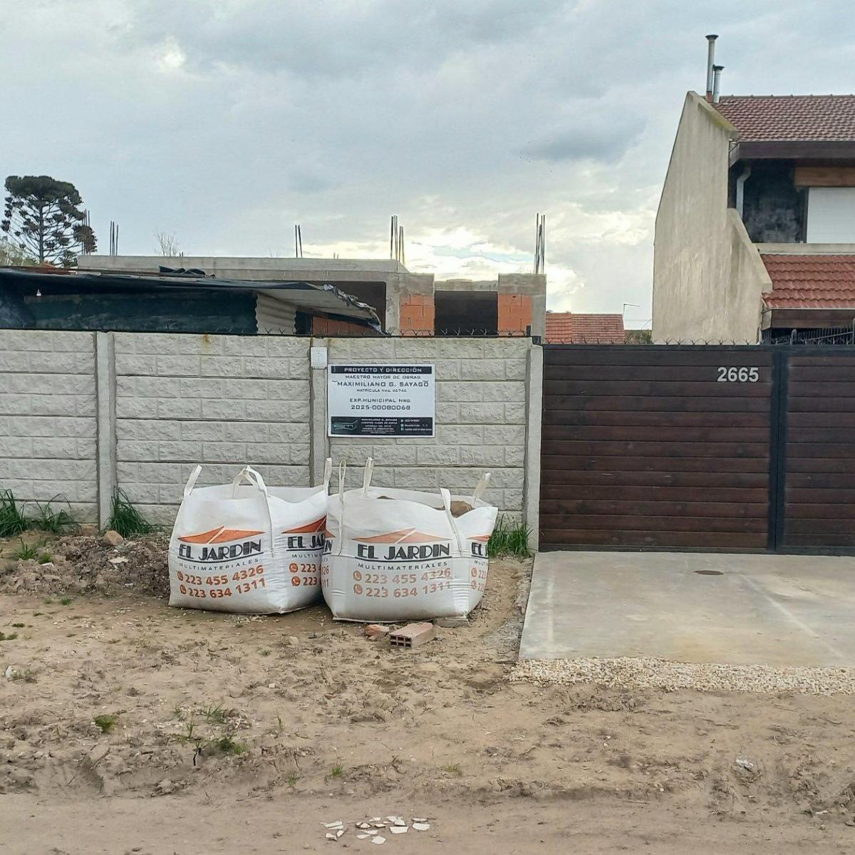 Terreno con construcción avanzada, y con planos aprobados. Lote de 10 m de ancho, por 33, 30 m de fondo (total de 333 m2).