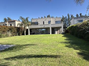 Casa · 264m² · 6 Ambientes · 2 Cocheras · Casa Moderna a La Laguna en La Comarca