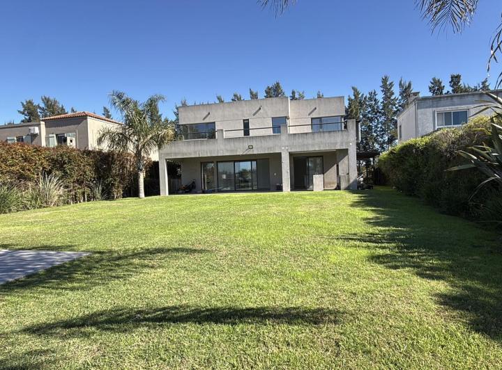 Casa · 264m² · 6 Ambientes · 2 Cocheras