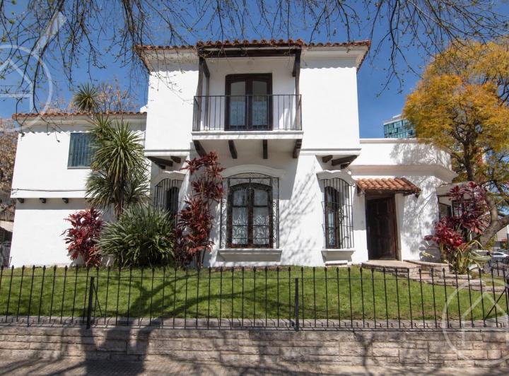 Casa · 335m² · 8 Ambientes