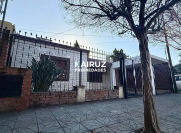 Casa · 154m² · 3 Ambientes · 2 Cocheras · Casa en Venta en Barrio Artigas - 3 Dorm. con Pileta