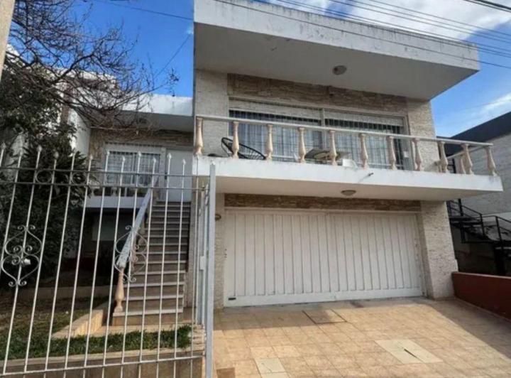 Casa · 267m² · 6 Ambientes · 2 Cocheras