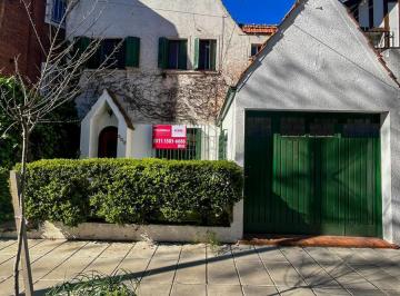 Casa · 256m² · 7 Ambientes · 1 Cochera · Vicente López — Casa de Estilo Tudor de 256 m² a Reciclar, con Jardín y Parrilla