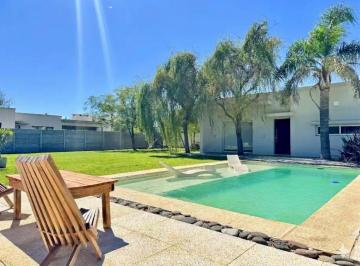 Casa · 90m² · 3 Ambientes · 2 Cocheras · Casa en Venta de 2 Dorm. con Pileta