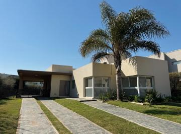 Casa · 175m² · 4 Ambientes · 2 Cocheras · Venta Casa de 3 Dorm. en San Sebastian