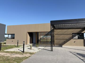 Casa · 150m² · 4 Ambientes · 4 Cocheras · Venta Casa de 3 Dorm. en Los Pasos del Jockey 4