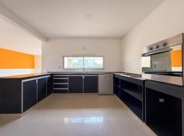 Casa · 223m² · 5 Ambientes · 1 Cochera · Venta Casa Al Frente de Dos Plantas, Tres Dorm., Cochera y Jardín. Tierra de Sueños 2