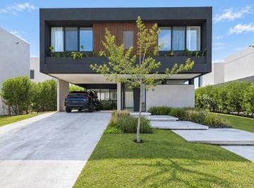 Casa · 236m² · 6 Ambientes · 2 Cocheras · Alquiler Casa 4 Dorm. con Piscina, Galería y Parrilla en Carpinchos, Nordelta