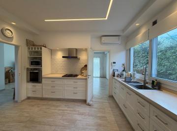Casa · 139m² · 3 Ambientes · 2 Cocheras · Casa en Venta de 3 Ambientes en El Barrio Santa Elena, Pilar del Este, Gba Norte