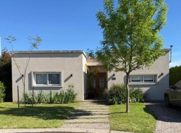 Casa · 139m² · 3 Ambientes · 2 Cocheras · Casa en Venta de 3 Ambientes en El Barrio Santa Elena, Pilar del Este, Gba Norte