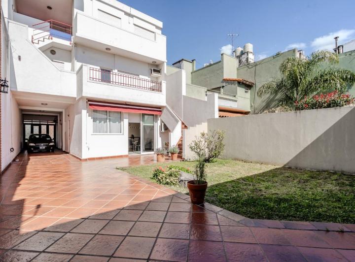 Casa · 300m² · 5 Ambientes · 2 Cocheras