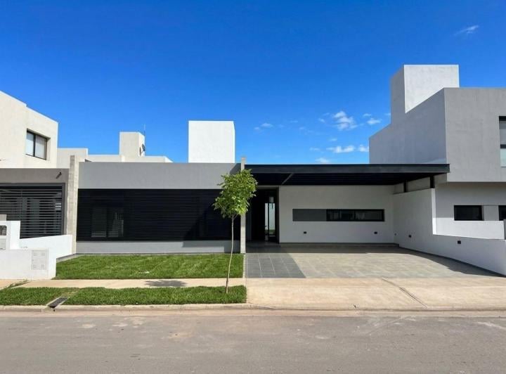 Casa · 200m² · 6 Ambientes · 2 Cocheras