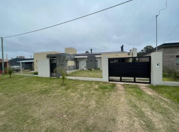 Casa · 180m² · 4 Ambientes · Casa de Categoría en Jardines de La Costa – Leyes