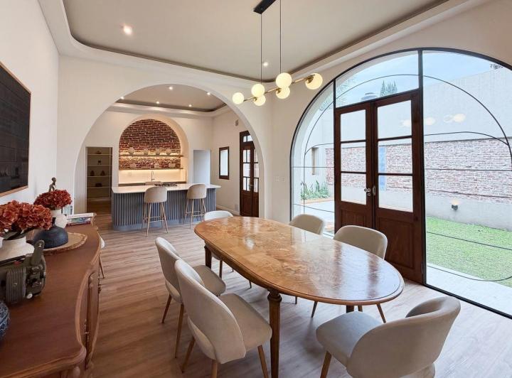 Casa · 204m² · 8 Ambientes · 1 Cochera