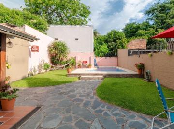 Casa · 142m² · 4 Ambientes · 1 Cochera · Venta de Casa 4 Ambientes en Temperley con Gran Parque
