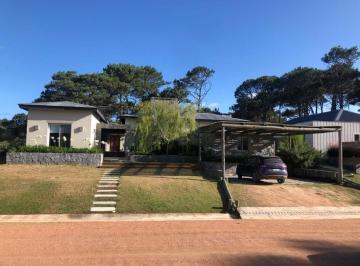 Casa · 210m² · 4 Ambientes · 4 Cocheras · Casa en Pinar del Faro, José Ignacio – 3 Suites, Piscina y Amplia Galería