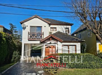 Casa · 360m² · 4 Ambientes · 1 Cochera · Casa en Venta en Banco Provincia. 360 m²