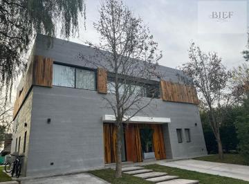 Casa · 253m² · 5 Ambientes · 2 Cocheras · Casa en Los Cardales