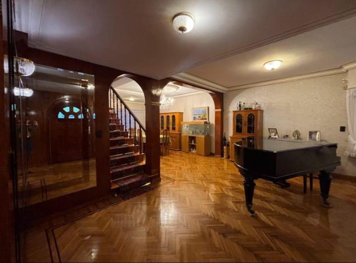 Casa · 360m² · 6 Ambientes · 2 Cocheras