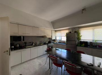 Casa · 240m² · 5 Ambientes · 1 Cochera · Casa con Entrada Independiente, Amplios Ambientes y Terraza con Quincho - Floresta.