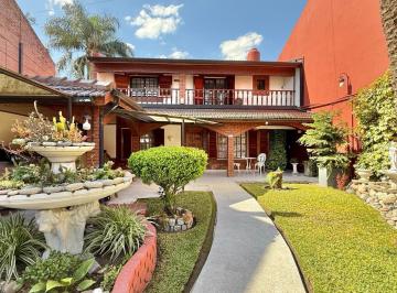 Casa · 256m² · Casa 5 Ambientes con Quincho, Pileta y Jacuzzi en Villa Luzuriaga
