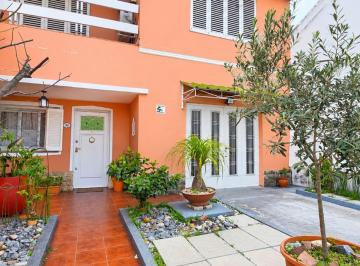 Casa · 245m² · 5 Ambientes · 2 Cocheras · Dos Casas Venta en Banfield con Garage y Patio
