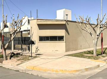Casa · 123m² · 4 Ambientes · 1 Cochera · Venta Casa con Pileta Alto Sarmiento Las Heras