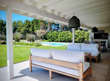 Casa · 220m² · 5 Ambientes · 4 Cocheras · Casa en Barrio San Francisco - Villanueva