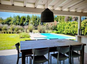 Casa · 220m² · 5 Ambientes · 4 Cocheras · Casa en Barrio San Francisco - Villanueva