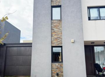 Casa de 7 ambientes, Córdoba · Casella Propiedades Alq Duplex 3 Dor 3 Baños Introva