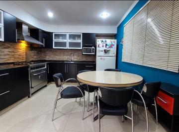 Casa · 221m² · 3 Ambientes · 2 Cocheras · Venta Casa 3 Amb con Galpon/deposito Lanus Oeste