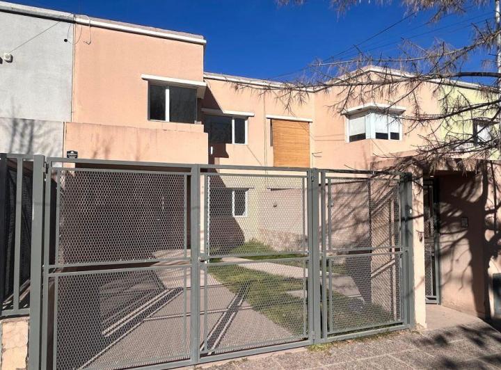 Casa · 100m² · 4 Ambientes · 1 Cochera