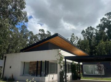Casa · 200m² · 4 Ambientes · 2 Cocheras · Casa de 4 Ambientes con Pileta Climatizada, Alquiler Temporario. Arenas del Sur. Mar del Plata