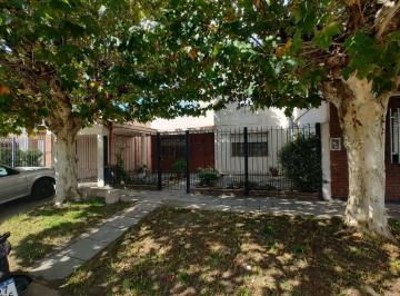 Casa · 90m² · 4 Ambientes · 1 Cochera · Venta Casa 4 Ambientes, Moron, Apto Credito!