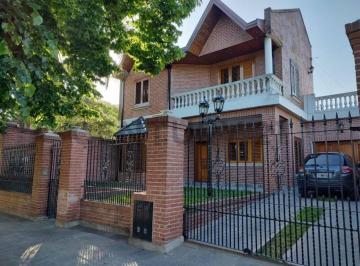 Casa · 180m² · 5 Ambientes · 3 Cocheras · Venta Chalet 5 Amb. - Luis Guillon