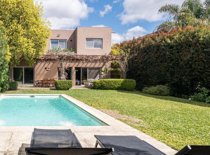 Casa · 240m² · 6 Ambientes · 2 Cocheras