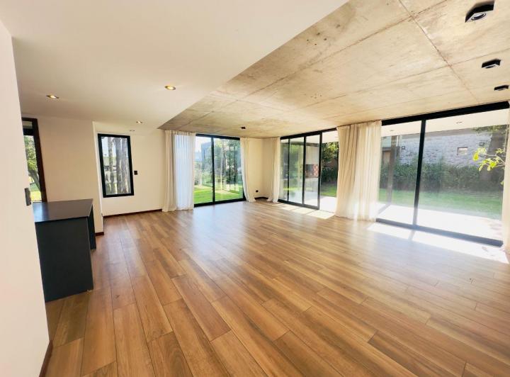 Casa · 200m² · 4 Ambientes · 2 Cocheras
