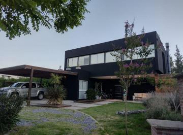 Casa · 220m² · 5 Ambientes · 3 Cocheras · Venta Casa 5 Ambientes Santa Teresa Villa Nueva