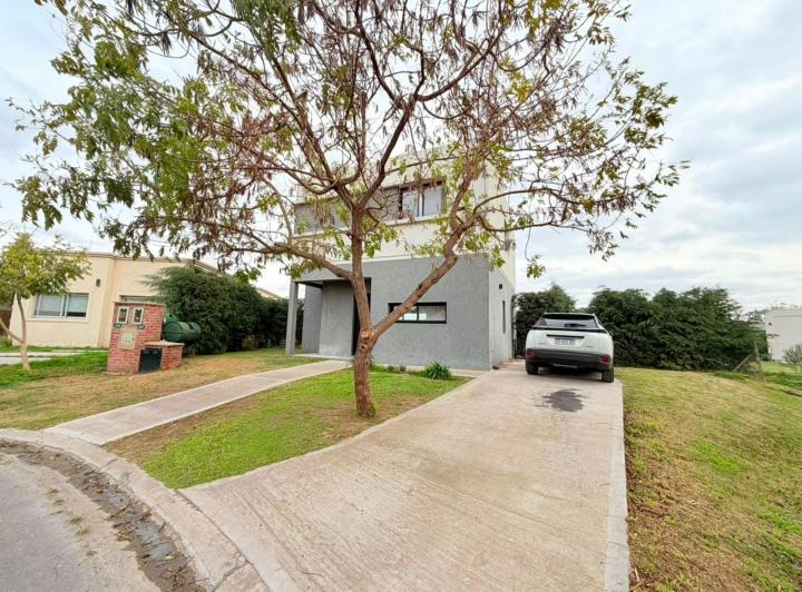 Casa · 160m² · 4 Ambientes · 2 Cocheras