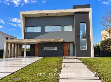 Casa · 265m² · 5 Ambientes · 3 Cocheras · Casa en Venta en Terralagos Canning