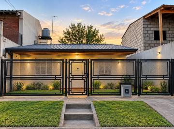 Casa · 77m² · 3 Ambientes · 2 Cocheras · Venta Casa 3 Ambientes El Pato - Berazategui
