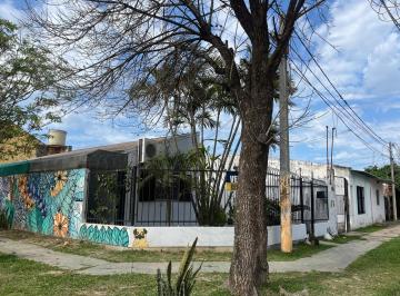 Casa · 300m² · 4 Ambientes · 1 Cochera · Casa en Esquina con Amplio Terreno y Gran Patio – B° Lotería