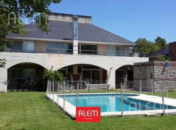Casa · 200m² · 7 Ambientes · 1 Cochera · Casa en Venta en El Ombu