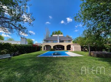 Casa · 200m² · 7 Ambientes · 1 Cochera · Casa en Venta en El Ombu