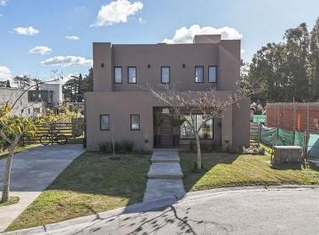 Casa · 140m² · 7 Ambientes · 1 Cochera · Casa con Pileta en Barrio Santa Emilia - Pilar del Este - Impecable