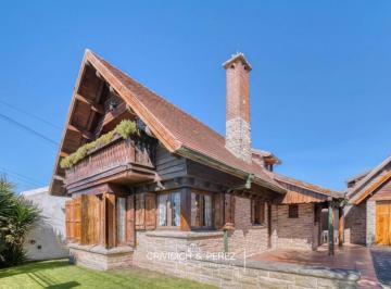 Casa · 234m² · 8 Ambientes · 4 Cocheras · Venta · Residencia Historica de Estilo Normando · Punta Mogotes · Mar del Plata