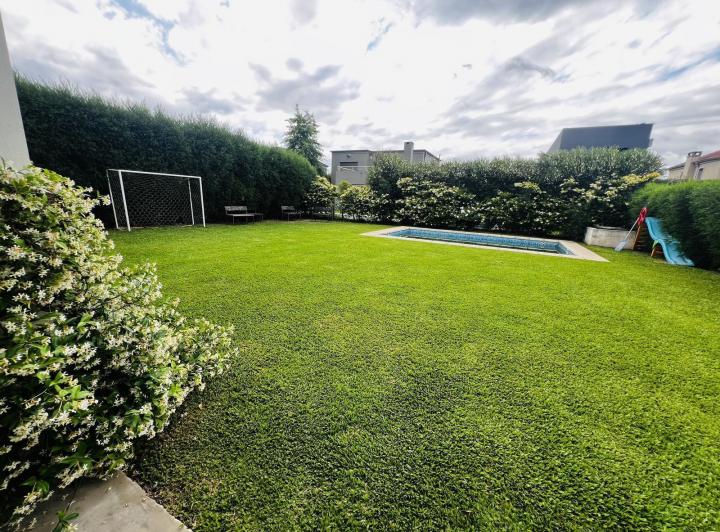 Casa · 220m² · 4 Ambientes · 2 Cocheras
