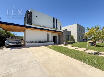 Casa · 209m² · 6 Ambientes · 5 Cocheras · Casa en Venta con 3 Habitaciones y Escritorio en Carpinchos, Nordelta